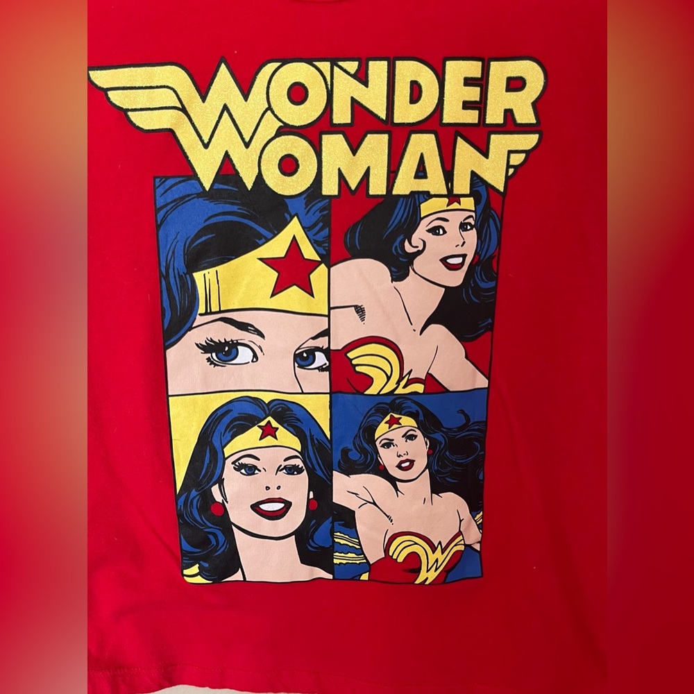 DC Comics Wonder Woman graphic tee size S - Picture 2 of 7